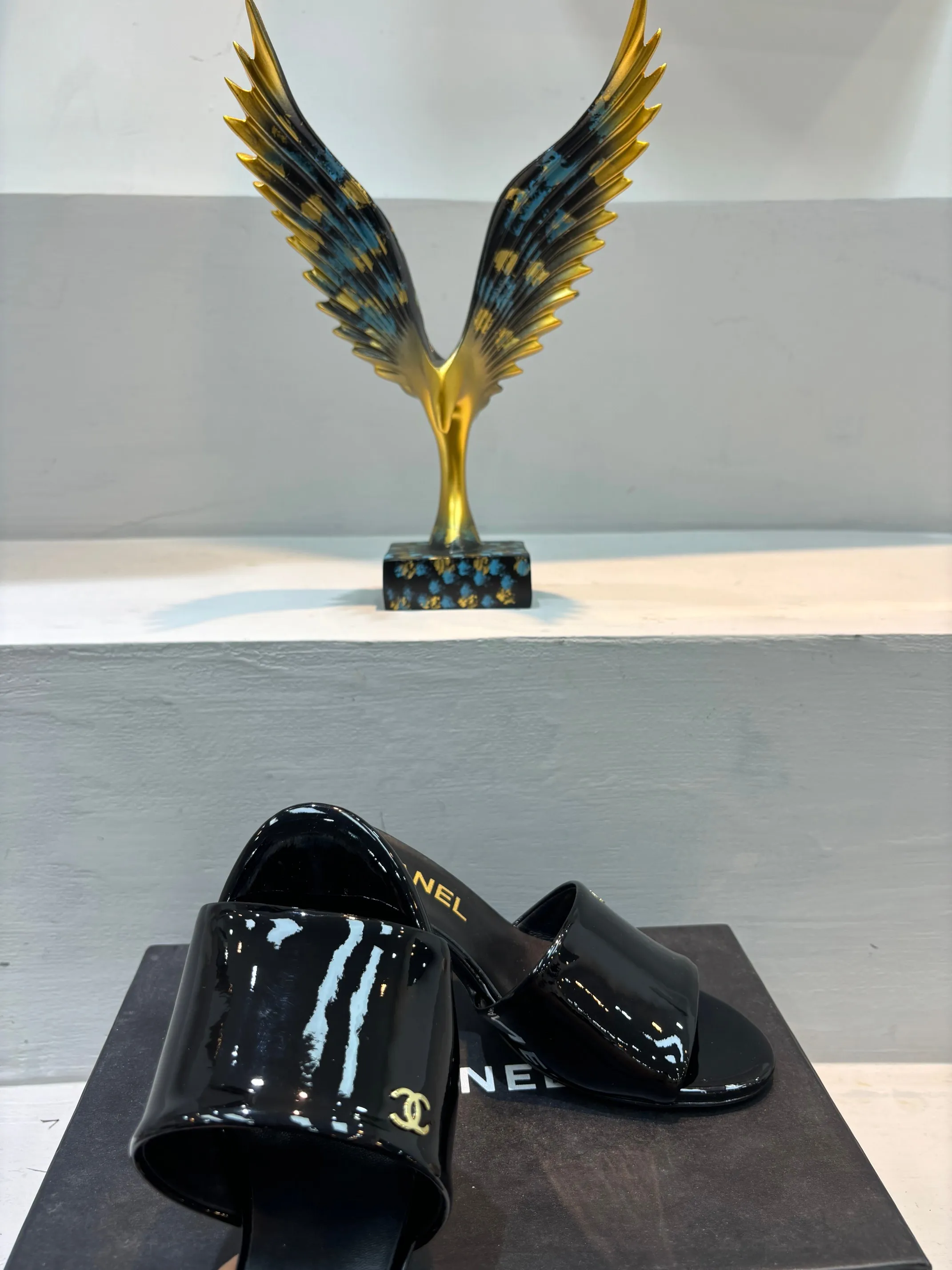 👟👟Ex-factory price 520👟👟 🌲🌲🌲 Chanel's new slippers for early summer, the same style is used by major fashion bloggers and celebrities, they are so beautiful! The upper is made of imported glossy patent leather and the lining is made of sheepskin. Original leather outsole, heel height 5cm. Size: 35-41 (custom-made 40 and 41 non-refundable)